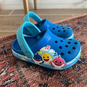 CROCS Baby Shark - Size 6 Toddler